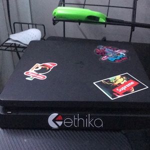 Ps4 872.8 GB good condition